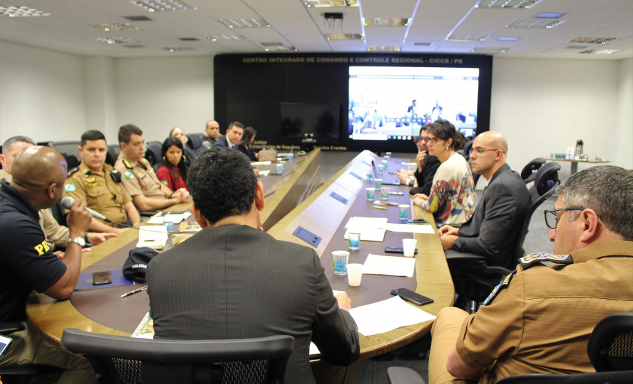 Forças policiais atuantes do projeto Em Frente Brasil, implantado em agosto deste ano no município de São José dos Pinhais, Região Metropolitana de Curitiba, participaram na manhã desta quarta-feira (27) de uma videoconferência com o ministro da Justiça e Segurança Pública, Sério Moro. A reunião ocorreu na sede da Secretaria da Segurança Pública, no bairro Centro Cívico, em Curitiba, e contou com a presença do secretário Romulo Marinho Soares. Foto: SESP