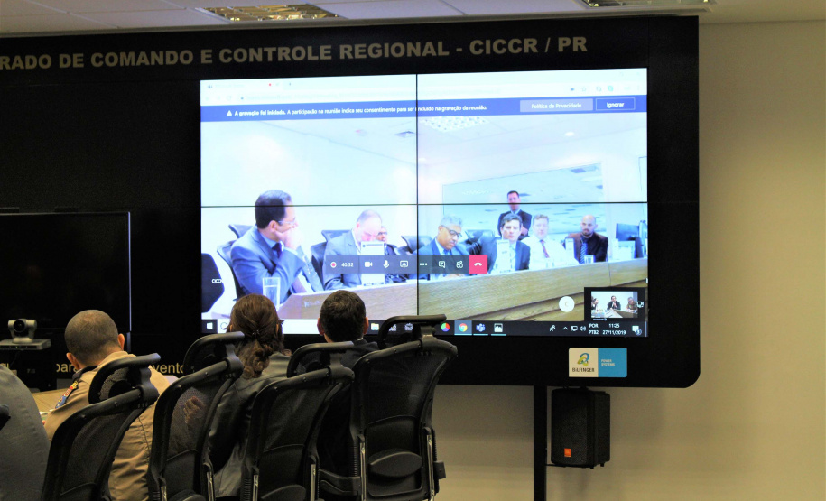 Forças policiais atuantes do projeto Em Frente Brasil, implantado em agosto deste ano no município de São José dos Pinhais, Região Metropolitana de Curitiba, participaram na manhã desta quarta-feira (27) de uma videoconferência com o ministro da Justiça e Segurança Pública, Sério Moro. A reunião ocorreu na sede da Secretaria da Segurança Pública, no bairro Centro Cívico, em Curitiba, e contou com a presença do secretário Romulo Marinho Soares. Foto: SESP