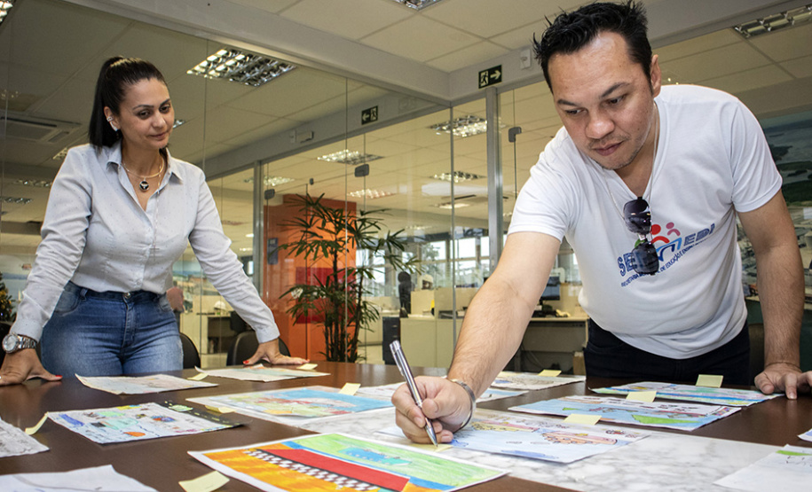 A criatividade de 486 crianças da 5o série de 20 escolas municipais de Paranaguá foram colocadas à prova e os 13 melhores desenhos e frases do concurso Porto Escola já estão definidos. A escolha foi realizada nesta terça-feira (26), mas as obras selecionadas serão reveladas somente no dia 2 de dezembro, no site da Portos do Paraná www.portosdoparana.pr.gov.br