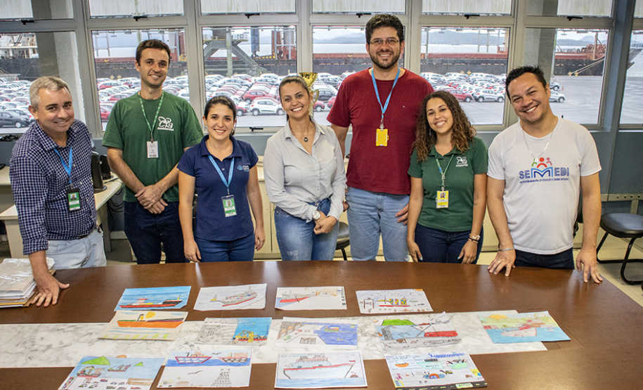 A criatividade de 486 crianças da 5o série de 20 escolas municipais de Paranaguá foram colocadas à prova e os 13 melhores desenhos e frases do concurso Porto Escola já estão definidos. A escolha foi realizada nesta terça-feira (26), mas as obras selecionadas serão reveladas somente no dia 2 de dezembro, no site da Portos do Paraná www.portosdoparana.pr.gov.br