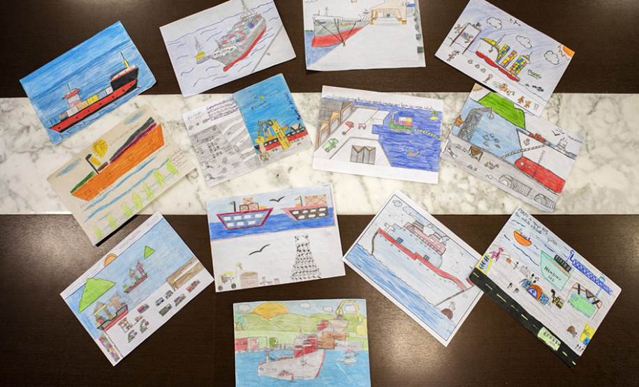 A criatividade de 486 crianças da 5o série de 20 escolas municipais de Paranaguá foram colocadas à prova e os 13 melhores desenhos e frases do concurso Porto Escola já estão definidos. A escolha foi realizada nesta terça-feira (26), mas as obras selecionadas serão reveladas somente no dia 2 de dezembro, no site da Portos do Paraná www.portosdoparana.pr.gov.br