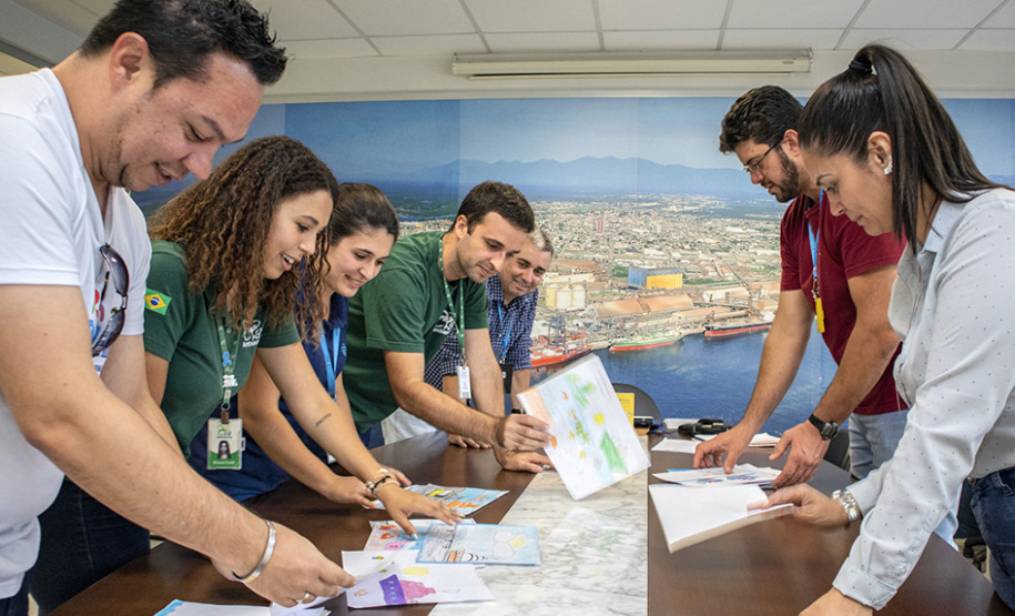 A criatividade de 486 crianças da 5o série de 20 escolas municipais de Paranaguá foram colocadas à prova e os 13 melhores desenhos e frases do concurso Porto Escola já estão definidos. A escolha foi realizada nesta terça-feira (26), mas as obras selecionadas serão reveladas somente no dia 2 de dezembro, no site da Portos do Paraná www.portosdoparana.pr.gov.br