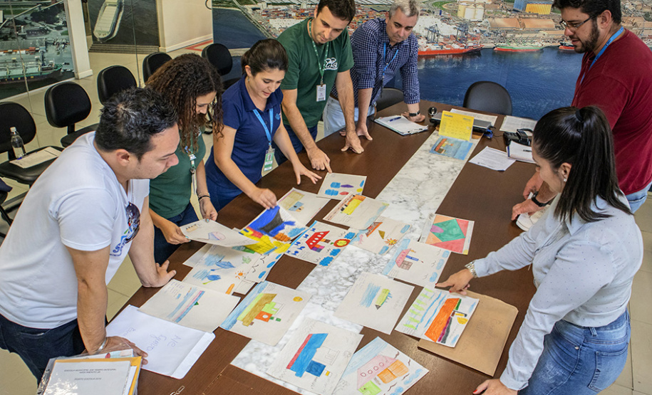 A criatividade de 486 crianças da 5o série de 20 escolas municipais de Paranaguá foram colocadas à prova e os 13 melhores desenhos e frases do concurso Porto Escola já estão definidos. A escolha foi realizada nesta terça-feira (26), mas as obras selecionadas serão reveladas somente no dia 2 de dezembro, no site da Portos do Paraná www.portosdoparana.pr.gov.br