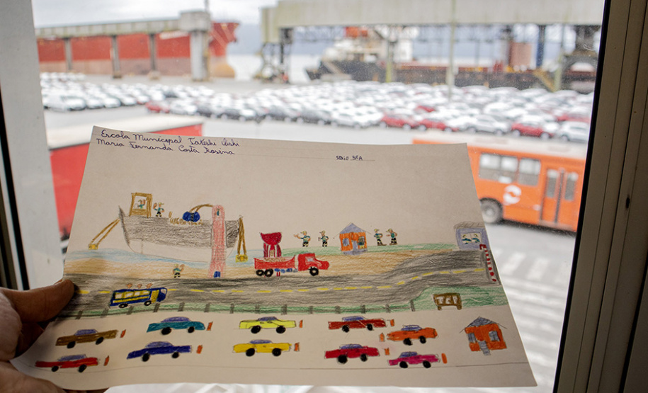 A criatividade de 486 crianças da 5o série de 20 escolas municipais de Paranaguá foram colocadas à prova e os 13 melhores desenhos e frases do concurso Porto Escola já estão definidos. A escolha foi realizada nesta terça-feira (26), mas as obras selecionadas serão reveladas somente no dia 2 de dezembro, no site da Portos do Paraná www.portosdoparana.pr.gov.br