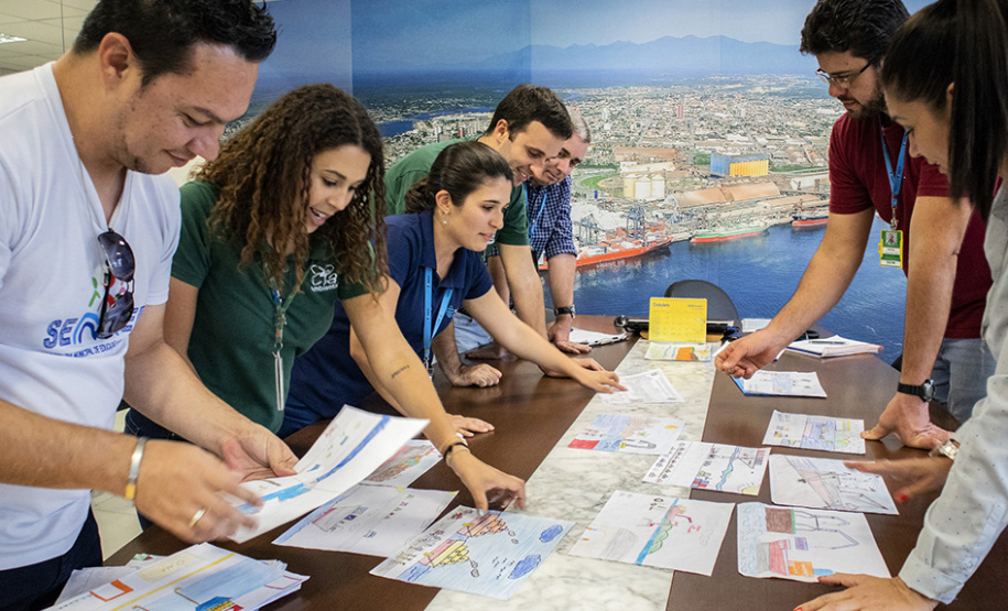 A criatividade de 486 crianças da 5o série de 20 escolas municipais de Paranaguá foram colocadas à prova e os 13 melhores desenhos e frases do concurso Porto Escola já estão definidos. A escolha foi realizada nesta terça-feira (26), mas as obras selecionadas serão reveladas somente no dia 2 de dezembro, no site da Portos do Paraná www.portosdoparana.pr.gov.br