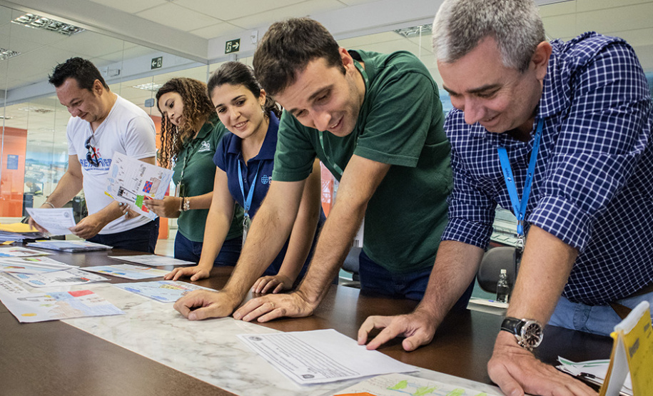 A criatividade de 486 crianças da 5o série de 20 escolas municipais de Paranaguá foram colocadas à prova e os 13 melhores desenhos e frases do concurso Porto Escola já estão definidos. A escolha foi realizada nesta terça-feira (26), mas as obras selecionadas serão reveladas somente no dia 2 de dezembro, no site da Portos do Paraná www.portosdoparana.pr.gov.br