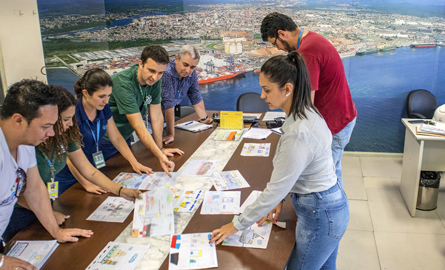 A criatividade de 486 crianças da 5o série de 20 escolas municipais de Paranaguá foram colocadas à prova e os 13 melhores desenhos e frases do concurso Porto Escola já estão definidos. A escolha foi realizada nesta terça-feira (26), mas as obras selecionadas serão reveladas somente no dia 2 de dezembro, no site da Portos do Paraná www.portosdoparana.pr.gov.br