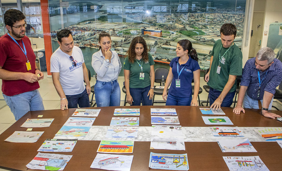 A criatividade de 486 crianças da 5o série de 20 escolas municipais de Paranaguá foram colocadas à prova e os 13 melhores desenhos e frases do concurso Porto Escola já estão definidos. A escolha foi realizada nesta terça-feira (26), mas as obras selecionadas serão reveladas somente no dia 2 de dezembro, no site da Portos do Paraná www.portosdoparana.pr.gov.br