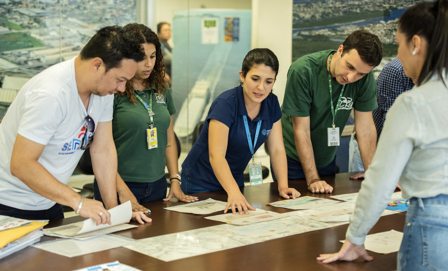 A criatividade de 486 crianças da 5o série de 20 escolas municipais de Paranaguá foram colocadas à prova e os 13 melhores desenhos e frases do concurso Porto Escola já estão definidos. A escolha foi realizada nesta terça-feira (26), mas as obras selecionadas serão reveladas somente no dia 2 de dezembro, no site da Portos do Paraná www.portosdoparana.pr.gov.br