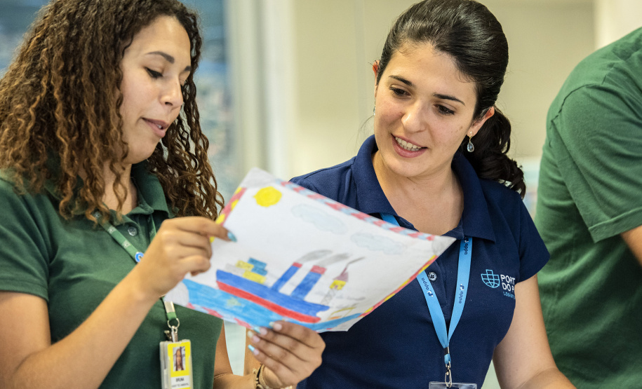 A criatividade de 486 crianças da 5o série de 20 escolas municipais de Paranaguá foram colocadas à prova e os 13 melhores desenhos e frases do concurso Porto Escola já estão definidos. A escolha foi realizada nesta terça-feira (26), mas as obras selecionadas serão reveladas somente no dia 2 de dezembro, no site da Portos do Paraná www.portosdoparana.pr.gov.br