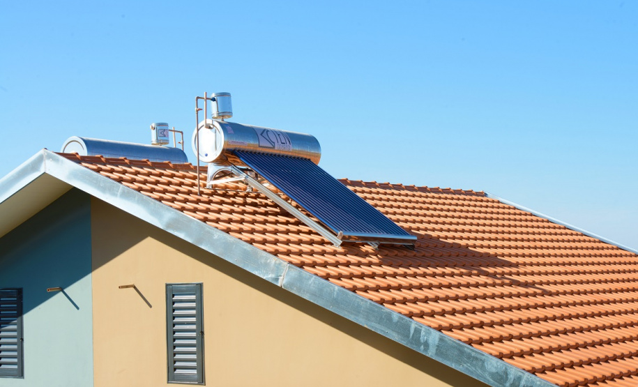 Os desafios de aliar a eficiência energética e a habitação popular foi o assunto de uma palestra dada pela Cohapar durante um encontro nacional sobre o tema nesta quarta-feira (27), em Campinas. Durante a apresentação, gestores públicos, especialistas e empresários puderam conhecer mais detalhes sobre as medidas tomadas pela companhia para garantir o desenvolvimento socioeconômico ambientalmente sustentável do Paraná.