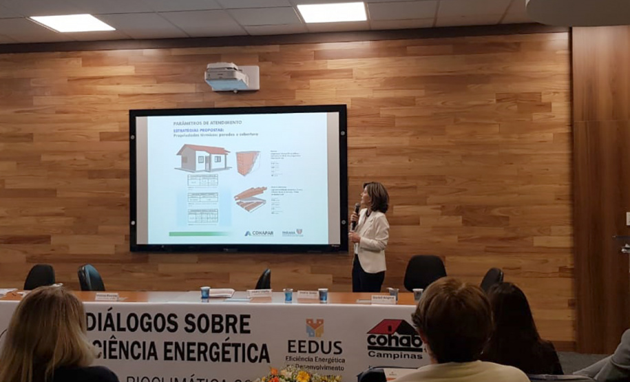 Os desafios de aliar a eficiência energética e a habitação popular foi o assunto de uma palestra dada pela Cohapar durante um encontro nacional sobre o tema nesta quarta-feira (27), em Campinas. Durante a apresentação, gestores públicos, especialistas e empresários puderam conhecer mais detalhes sobre as medidas tomadas pela companhia para garantir o desenvolvimento socioeconômico ambientalmente sustentável do Paraná.