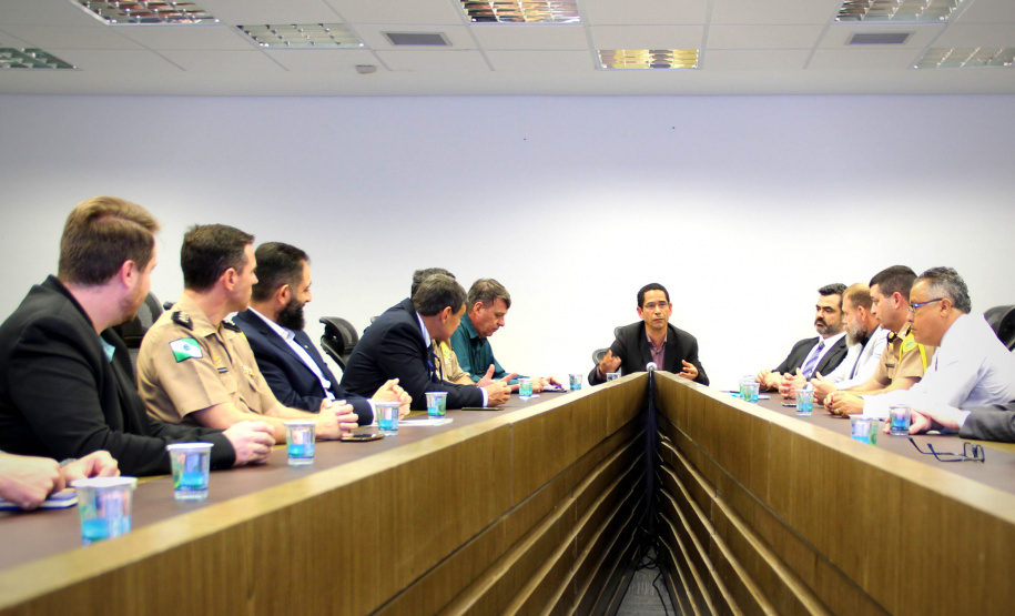 A Secretaria de Estado da Segurança Pública assinou nesta quarta-feira (27) um Termo de Cooperação Técnica com a Polícia Federal, o qual prevê aos integrantes das duas instituições acesso aos sistemas de dados internos de cada órgão e compartilhamento de informações. O acordo foi firmado na sede da Secretaria, em Curitiba. Foto: SESP