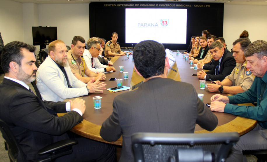 A Secretaria de Estado da Segurança Pública assinou nesta quarta-feira (27) um Termo de Cooperação Técnica com a Polícia Federal, o qual prevê aos integrantes das duas instituições acesso aos sistemas de dados internos de cada órgão e compartilhamento de informações. O acordo foi firmado na sede da Secretaria, em Curitiba. Foto: SESP
