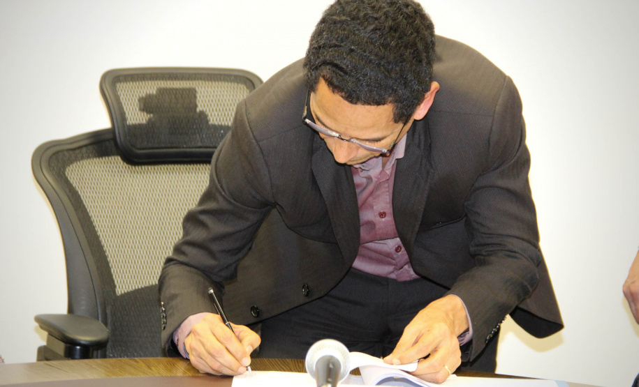 A Secretaria de Estado da Segurança Pública assinou nesta quarta-feira (27) um Termo de Cooperação Técnica com a Polícia Federal, o qual prevê aos integrantes das duas instituições acesso aos sistemas de dados internos de cada órgão e compartilhamento de informações. O acordo foi firmado na sede da Secretaria, em Curitiba. Foto: SESP