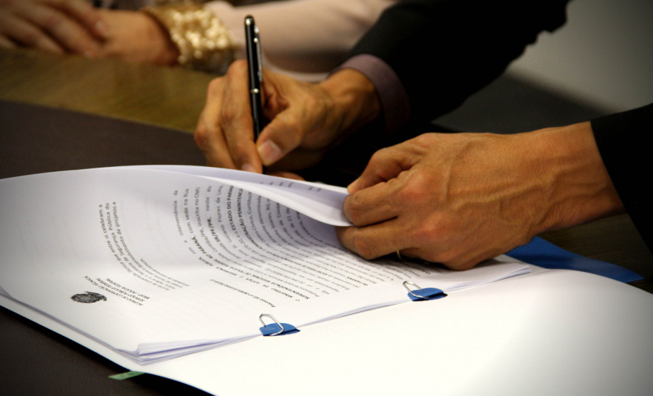 A Secretaria de Estado da Segurança Pública assinou nesta quarta-feira (27) um Termo de Cooperação Técnica com a Polícia Federal, o qual prevê aos integrantes das duas instituições acesso aos sistemas de dados internos de cada órgão e compartilhamento de informações. O acordo foi firmado na sede da Secretaria, em Curitiba. Foto: SESP