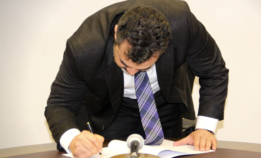 A Secretaria de Estado da Segurança Pública assinou nesta quarta-feira (27) um Termo de Cooperação Técnica com a Polícia Federal, o qual prevê aos integrantes das duas instituições acesso aos sistemas de dados internos de cada órgão e compartilhamento de informações. O acordo foi firmado na sede da Secretaria, em Curitiba. Foto: SESP