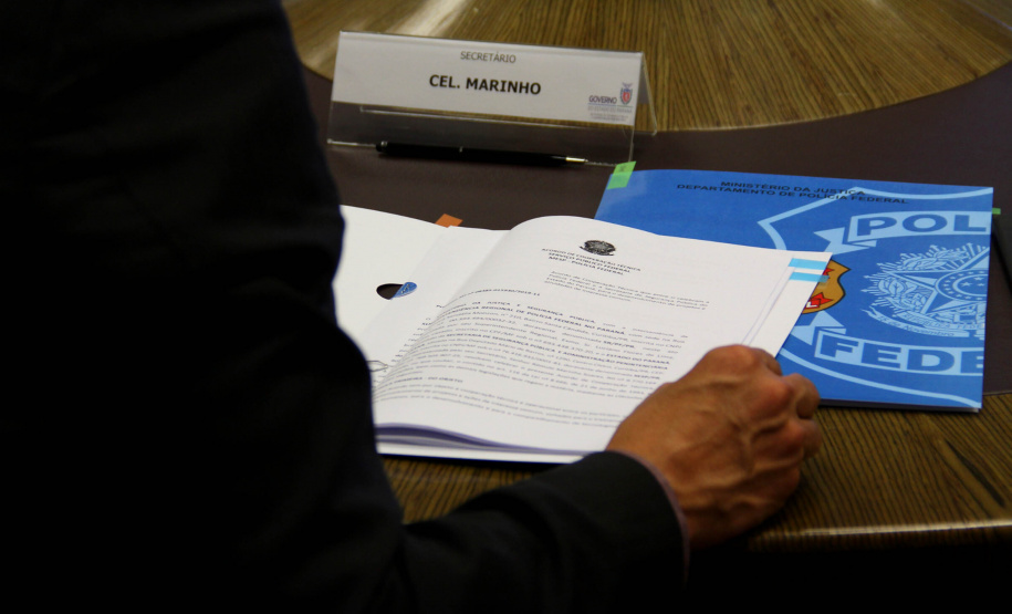 A Secretaria de Estado da Segurança Pública assinou nesta quarta-feira (27) um Termo de Cooperação Técnica com a Polícia Federal, o qual prevê aos integrantes das duas instituições acesso aos sistemas de dados internos de cada órgão e compartilhamento de informações. O acordo foi firmado na sede da Secretaria, em Curitiba. Foto: SESP