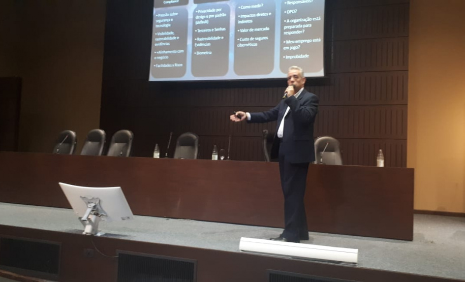 A Lei Geral de Proteção de Dados (LGPD) entra plenamente em vigor em agosto do próximo ano e exigirá adequações. Para esclarecer os reflexos da lei nas operações diárias do governo estadual, a Controladoria-Geral do Estado (CGE), em parceria com a Celepar, reuniram especialistas no assunto e servidores de diversos órgãos estaduais para debaterem as mudanças exigidas por essa legislação. O encontro foi terça-feira (26). Foto:CGE