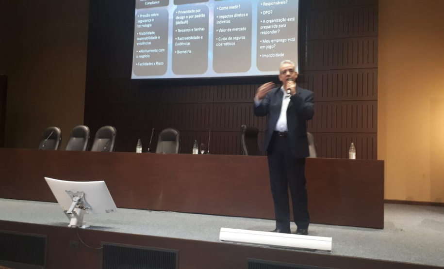 A Lei Geral de Proteção de Dados (LGPD) entra plenamente em vigor em agosto do próximo ano e exigirá adequações. Para esclarecer os reflexos da lei nas operações diárias do governo estadual, a Controladoria-Geral do Estado (CGE), em parceria com a Celepar, reuniram especialistas no assunto e servidores de diversos órgãos estaduais para debaterem as mudanças exigidas por essa legislação. O encontro foi terça-feira (26). Foto:CGE