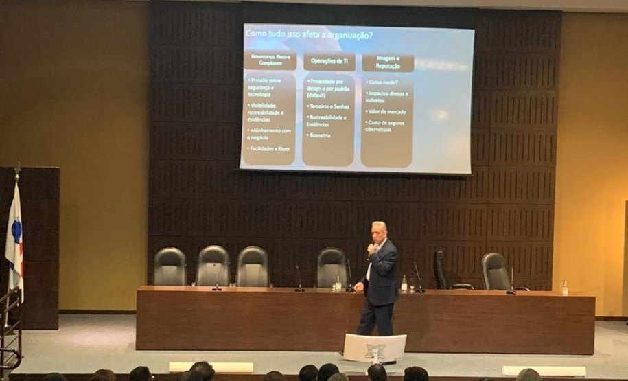 A Lei Geral de Proteção de Dados (LGPD) entra plenamente em vigor em agosto do próximo ano e exigirá adequações. Para esclarecer os reflexos da lei nas operações diárias do governo estadual, a Controladoria-Geral do Estado (CGE), em parceria com a Celepar, reuniram especialistas no assunto e servidores de diversos órgãos estaduais para debaterem as mudanças exigidas por essa legislação. O encontro foi terça-feira (26). Foto:CGE