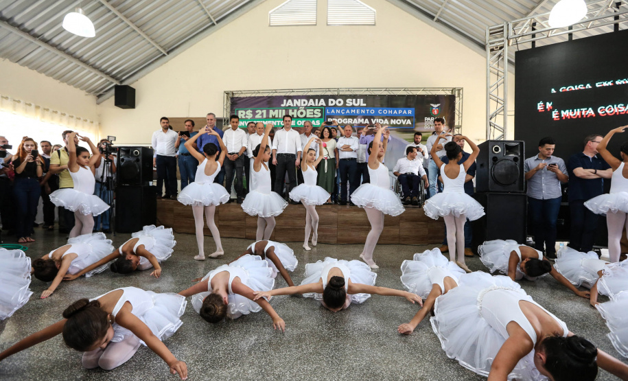O Governador Carlos Massa Ratinho Júnior lança nesta quinta-feira (28),  o Programa Vida Nova Paraná em Jandaia do Sul.  E também anuncia  recursos e ações nas áreas da saúde, desenvolvimento urbano e sinalização viária, além de entrega de ambulância e de viatura para a Polícia Militar.Jandaia do Sul, 28/11/2019 -  Foto: Geraldo Bubniak/AEN