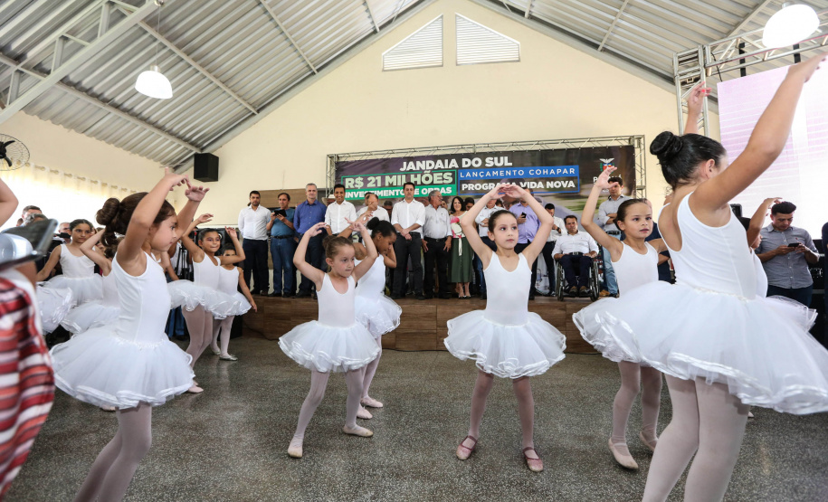 O Governador Carlos Massa Ratinho Júnior lança nesta quinta-feira (28),  o Programa Vida Nova Paraná em Jandaia do Sul.  E também anuncia  recursos e ações nas áreas da saúde, desenvolvimento urbano e sinalização viária, além de entrega de ambulância e de viatura para a Polícia Militar.Jandaia do Sul, 28/11/2019 -  Foto: Geraldo Bubniak/AEN