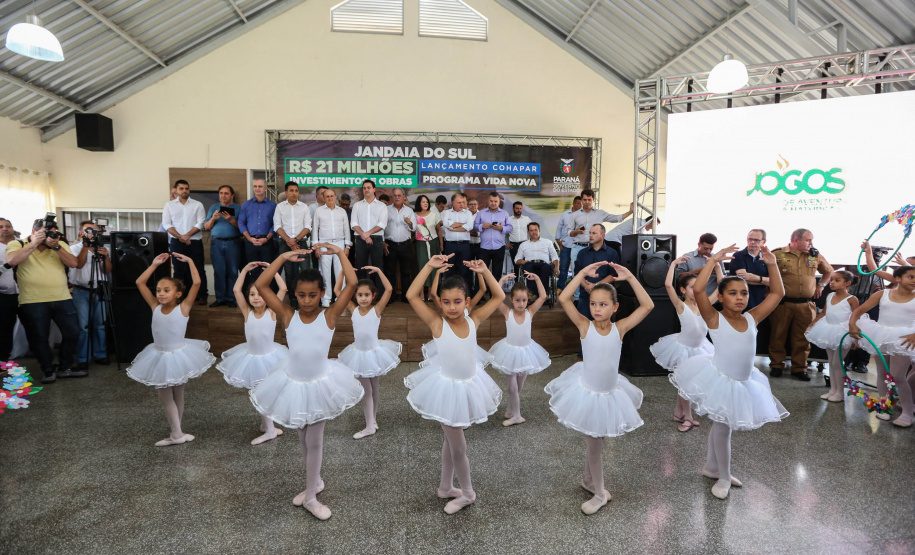 O Governador Carlos Massa Ratinho Júnior lança nesta quinta-feira (28),  o Programa Vida Nova Paraná em Jandaia do Sul.  E também anuncia  recursos e ações nas áreas da saúde, desenvolvimento urbano e sinalização viária, além de entrega de ambulância e de viatura para a Polícia Militar.Jandaia do Sul, 28/11/2019 -  Foto: Geraldo Bubniak/AEN