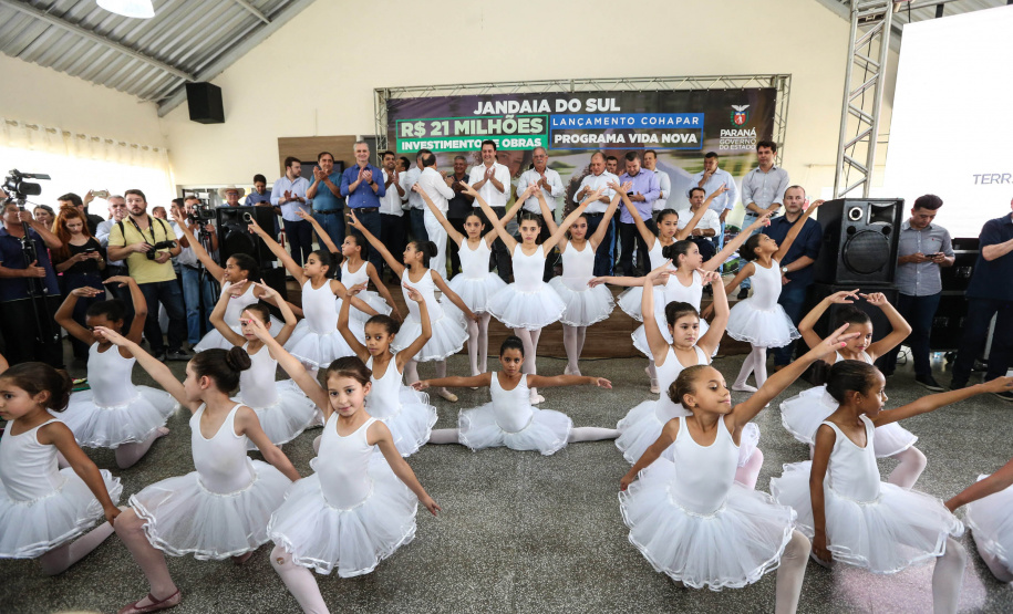 O Governador Carlos Massa Ratinho Júnior lança nesta quinta-feira (28),  o Programa Vida Nova Paraná em Jandaia do Sul.  E também anuncia  recursos e ações nas áreas da saúde, desenvolvimento urbano e sinalização viária, além de entrega de ambulância e de viatura para a Polícia Militar.Jandaia do Sul, 28/11/2019 -  Foto: Geraldo Bubniak/AEN