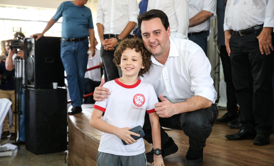 O Governador Carlos Massa Ratinho Júnior lança nesta quinta-feira (28),  o Programa Vida Nova Paraná em Jandaia do Sul.  E também anuncia  recursos e ações nas áreas da saúde, desenvolvimento urbano e sinalização viária, além de entrega de ambulância e de viatura para a Polícia Militar.Jandaia do Sul, 28/11/2019 -  Foto: Geraldo Bubniak/AEN