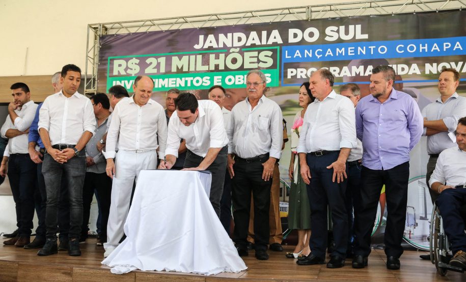 O Governador Carlos Massa Ratinho Júnior lança nesta quinta-feira (28),  o Programa Vida Nova Paraná em Jandaia do Sul.  E também anuncia  recursos e ações nas áreas da saúde, desenvolvimento urbano e sinalização viária, além de entrega de ambulância e de viatura para a Polícia Militar.Jandaia do Sul, 28/11/2019 -  Foto: Geraldo Bubniak/AEN