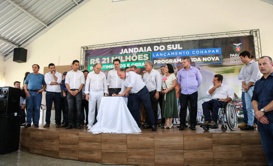 O Governador Carlos Massa Ratinho Júnior lança nesta quinta-feira (28),  o Programa Vida Nova Paraná em Jandaia do Sul.  E também anuncia  recursos e ações nas áreas da saúde, desenvolvimento urbano e sinalização viária, além de entrega de ambulância e de viatura para a Polícia Militar.Jandaia do Sul, 28/11/2019 -  Foto: Geraldo Bubniak/AEN