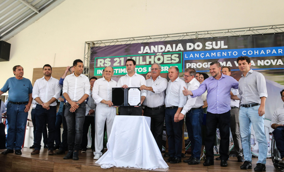 O Governador Carlos Massa Ratinho Júnior lança nesta quinta-feira (28),  o Programa Vida Nova Paraná em Jandaia do Sul.  E também anuncia  recursos e ações nas áreas da saúde, desenvolvimento urbano e sinalização viária, além de entrega de ambulância e de viatura para a Polícia Militar.Jandaia do Sul, 28/11/2019 -  Foto: Geraldo Bubniak/AEN
