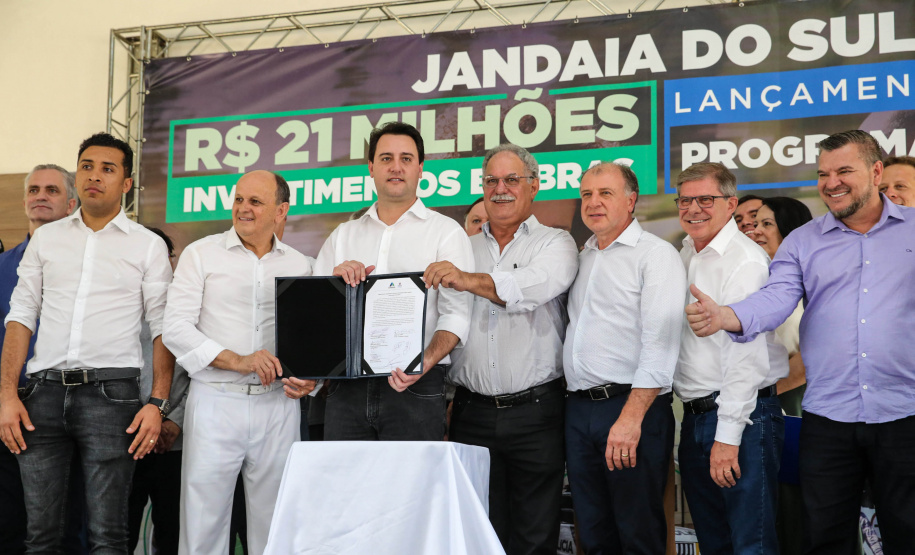 O Governador Carlos Massa Ratinho Júnior lança nesta quinta-feira (28),  o Programa Vida Nova Paraná em Jandaia do Sul.  E também anuncia  recursos e ações nas áreas da saúde, desenvolvimento urbano e sinalização viária, além de entrega de ambulância e de viatura para a Polícia Militar.Jandaia do Sul, 28/11/2019 -  Foto: Geraldo Bubniak/AEN