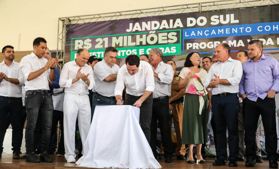 O Governador Carlos Massa Ratinho Júnior lança nesta quinta-feira (28),  o Programa Vida Nova Paraná em Jandaia do Sul.  E também anuncia  recursos e ações nas áreas da saúde, desenvolvimento urbano e sinalização viária, além de entrega de ambulância e de viatura para a Polícia Militar.Jandaia do Sul, 28/11/2019 -  Foto: Geraldo Bubniak/AEN