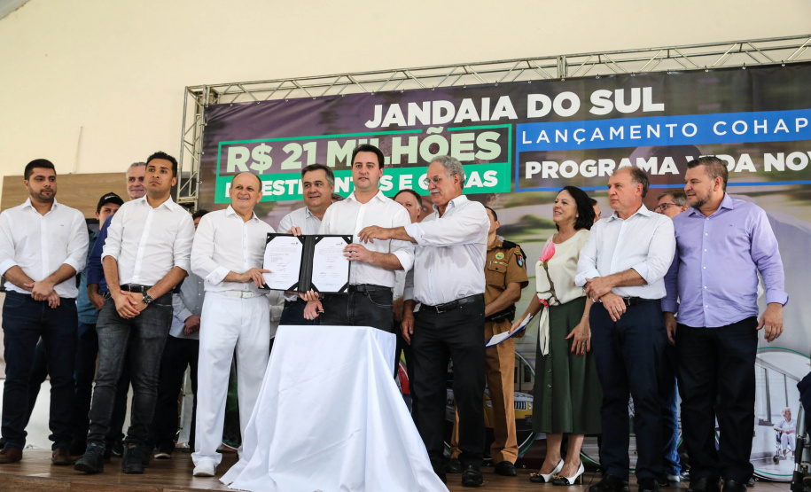 O Governador Carlos Massa Ratinho Júnior lança nesta quinta-feira (28),  o Programa Vida Nova Paraná em Jandaia do Sul.  E também anuncia  recursos e ações nas áreas da saúde, desenvolvimento urbano e sinalização viária, além de entrega de ambulância e de viatura para a Polícia Militar.Jandaia do Sul, 28/11/2019 -  Foto: Geraldo Bubniak/AEN