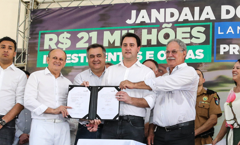 O Governador Carlos Massa Ratinho Júnior lança nesta quinta-feira (28),  o Programa Vida Nova Paraná em Jandaia do Sul.  E também anuncia  recursos e ações nas áreas da saúde, desenvolvimento urbano e sinalização viária, além de entrega de ambulância e de viatura para a Polícia Militar.Jandaia do Sul, 28/11/2019 -  Foto: Geraldo Bubniak/AEN