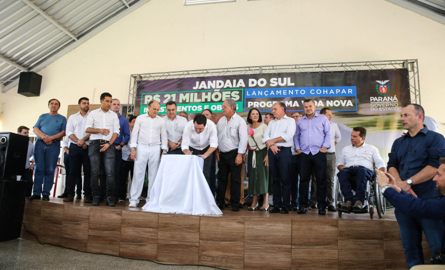 O Governador Carlos Massa Ratinho Júnior lança nesta quinta-feira (28),  o Programa Vida Nova Paraná em Jandaia do Sul.  E também anuncia  recursos e ações nas áreas da saúde, desenvolvimento urbano e sinalização viária, além de entrega de ambulância e de viatura para a Polícia Militar.Jandaia do Sul, 28/11/2019 -  Foto: Geraldo Bubniak/AEN