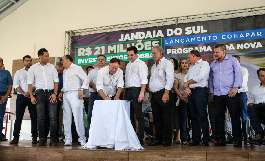 O Governador Carlos Massa Ratinho Júnior lança nesta quinta-feira (28),  o Programa Vida Nova Paraná em Jandaia do Sul.  E também anuncia  recursos e ações nas áreas da saúde, desenvolvimento urbano e sinalização viária, além de entrega de ambulância e de viatura para a Polícia Militar.Jandaia do Sul, 28/11/2019 -  Foto: Geraldo Bubniak/AEN