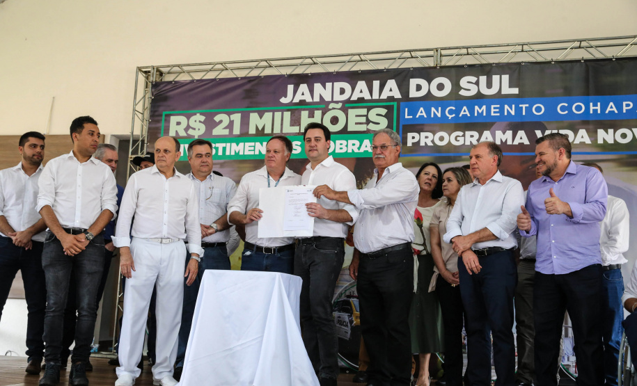 O Governador Carlos Massa Ratinho Júnior lança nesta quinta-feira (28),  o Programa Vida Nova Paraná em Jandaia do Sul.  E também anuncia  recursos e ações nas áreas da saúde, desenvolvimento urbano e sinalização viária, além de entrega de ambulância e de viatura para a Polícia Militar.Jandaia do Sul, 28/11/2019 -  Foto: Geraldo Bubniak/AEN