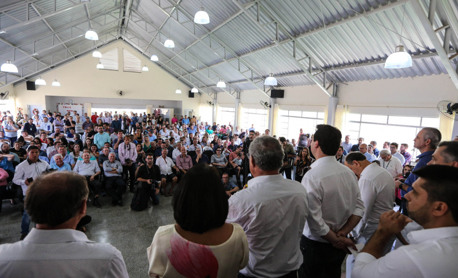 O Governador Carlos Massa Ratinho Júnior lança nesta quinta-feira (28),  o Programa Vida Nova Paraná em Jandaia do Sul.  E também anuncia  recursos e ações nas áreas da saúde, desenvolvimento urbano e sinalização viária, além de entrega de ambulância e de viatura para a Polícia Militar.Jandaia do Sul, 28/11/2019 -  Foto: Geraldo Bubniak/AEN