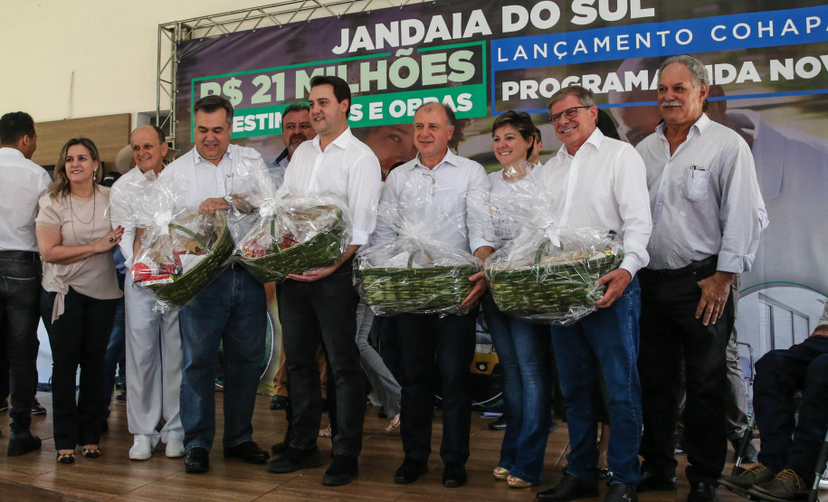 O Governador Carlos Massa Ratinho Júnior lança nesta quinta-feira (28),  o Programa Vida Nova Paraná em Jandaia do Sul.  E também anuncia  recursos e ações nas áreas da saúde, desenvolvimento urbano e sinalização viária, além de entrega de ambulância e de viatura para a Polícia Militar.Jandaia do Sul, 28/11/2019 -  Foto: Geraldo Bubniak/AEN
