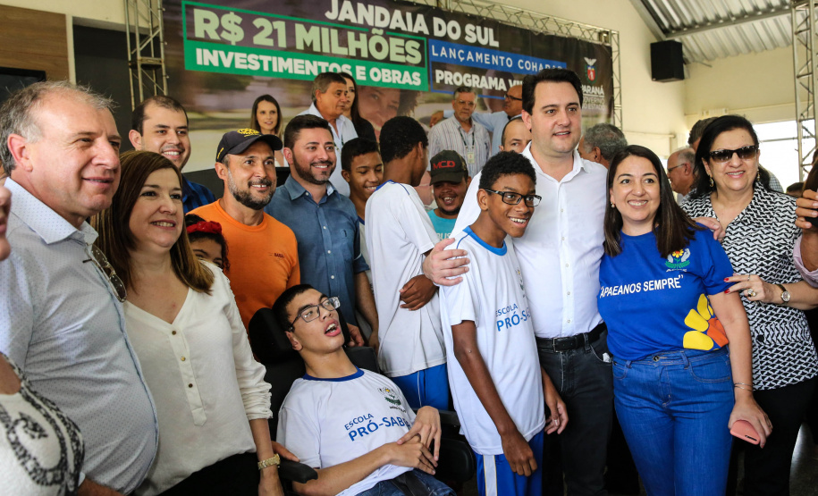 O Governador Carlos Massa Ratinho Júnior lança nesta quinta-feira (28),  o Programa Vida Nova Paraná em Jandaia do Sul.  E também anuncia  recursos e ações nas áreas da saúde, desenvolvimento urbano e sinalização viária, além de entrega de ambulância e de viatura para a Polícia Militar.Jandaia do Sul, 28/11/2019 -  Foto: Geraldo Bubniak/AEN