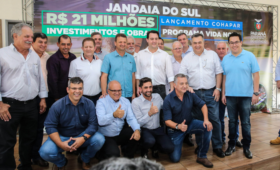 O Governador Carlos Massa Ratinho Júnior lança nesta quinta-feira (28),  o Programa Vida Nova Paraná em Jandaia do Sul.  E também anuncia  recursos e ações nas áreas da saúde, desenvolvimento urbano e sinalização viária, além de entrega de ambulância e de viatura para a Polícia Militar.Jandaia do Sul, 28/11/2019 -  Foto: Geraldo Bubniak/AEN