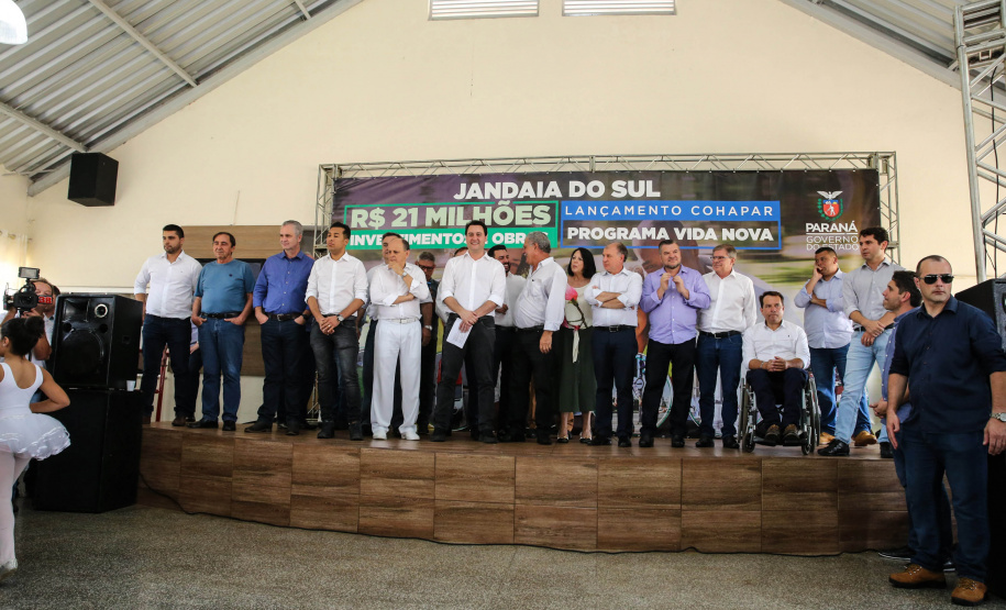 O Governador Carlos Massa Ratinho Júnior lança nesta quinta-feira (28),  o Programa Vida Nova Paraná em Jandaia do Sul.  E também anuncia  recursos e ações nas áreas da saúde, desenvolvimento urbano e sinalização viária, além de entrega de ambulância e de viatura para a Polícia Militar.Jandaia do Sul, 28/11/2019 -  Foto: Geraldo Bubniak/AEN