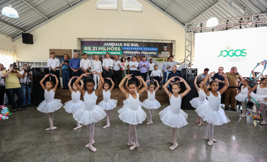 O Governador Carlos Massa Ratinho Júnior lança nesta quinta-feira (28),  o Programa Vida Nova Paraná em Jandaia do Sul.  E também anuncia  recursos e ações nas áreas da saúde, desenvolvimento urbano e sinalização viária, além de entrega de ambulância e de viatura para a Polícia Militar.Jandaia do Sul, 28/11/2019 -  Foto: Geraldo Bubniak/AEN