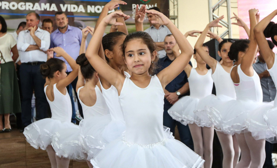 O Governador Carlos Massa Ratinho Júnior lança nesta quinta-feira (28),  o Programa Vida Nova Paraná em Jandaia do Sul.  E também anuncia  recursos e ações nas áreas da saúde, desenvolvimento urbano e sinalização viária, além de entrega de ambulância e de viatura para a Polícia Militar.Jandaia do Sul, 28/11/2019 -  Foto: Geraldo Bubniak/AEN