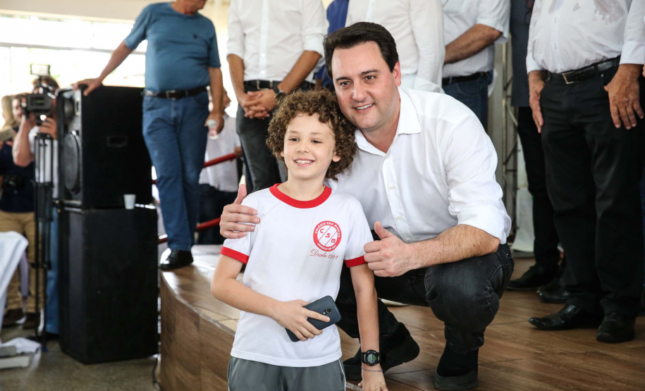 O Governador Carlos Massa Ratinho Júnior lança nesta quinta-feira (28),  o Programa Vida Nova Paraná em Jandaia do Sul.  E também anuncia  recursos e ações nas áreas da saúde, desenvolvimento urbano e sinalização viária, além de entrega de ambulância e de viatura para a Polícia Militar.Jandaia do Sul, 28/11/2019 -  Foto: Geraldo Bubniak/AEN