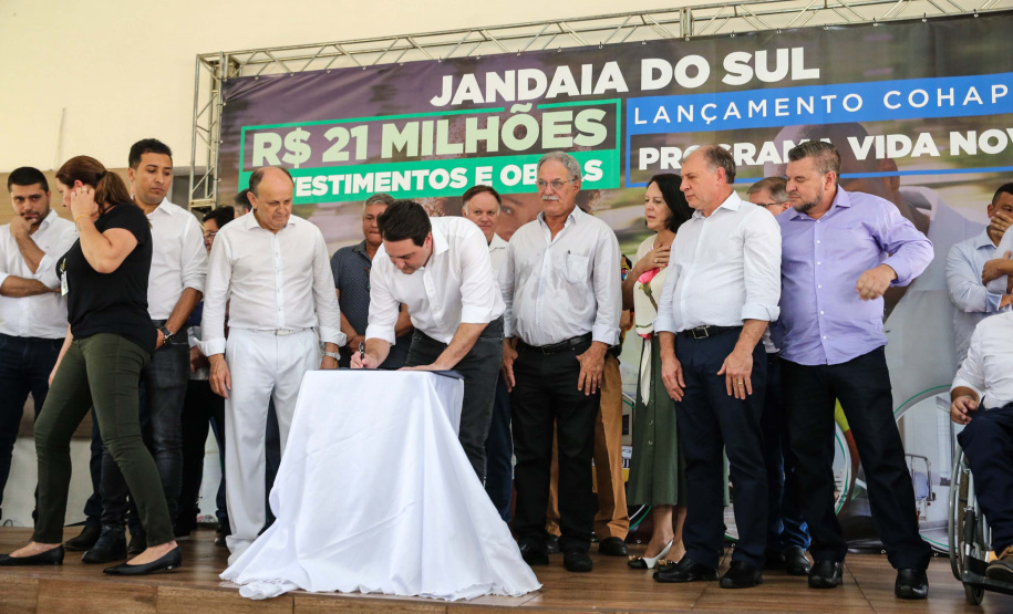 O Governador Carlos Massa Ratinho Júnior lança nesta quinta-feira (28),  o Programa Vida Nova Paraná em Jandaia do Sul.  E também anuncia  recursos e ações nas áreas da saúde, desenvolvimento urbano e sinalização viária, além de entrega de ambulância e de viatura para a Polícia Militar.Jandaia do Sul, 28/11/2019 -  Foto: Geraldo Bubniak/AEN