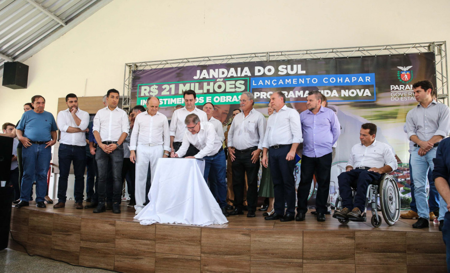 O Governador Carlos Massa Ratinho Júnior lança nesta quinta-feira (28),  o Programa Vida Nova Paraná em Jandaia do Sul.  E também anuncia  recursos e ações nas áreas da saúde, desenvolvimento urbano e sinalização viária, além de entrega de ambulância e de viatura para a Polícia Militar.Jandaia do Sul, 28/11/2019 -  Foto: Geraldo Bubniak/AEN